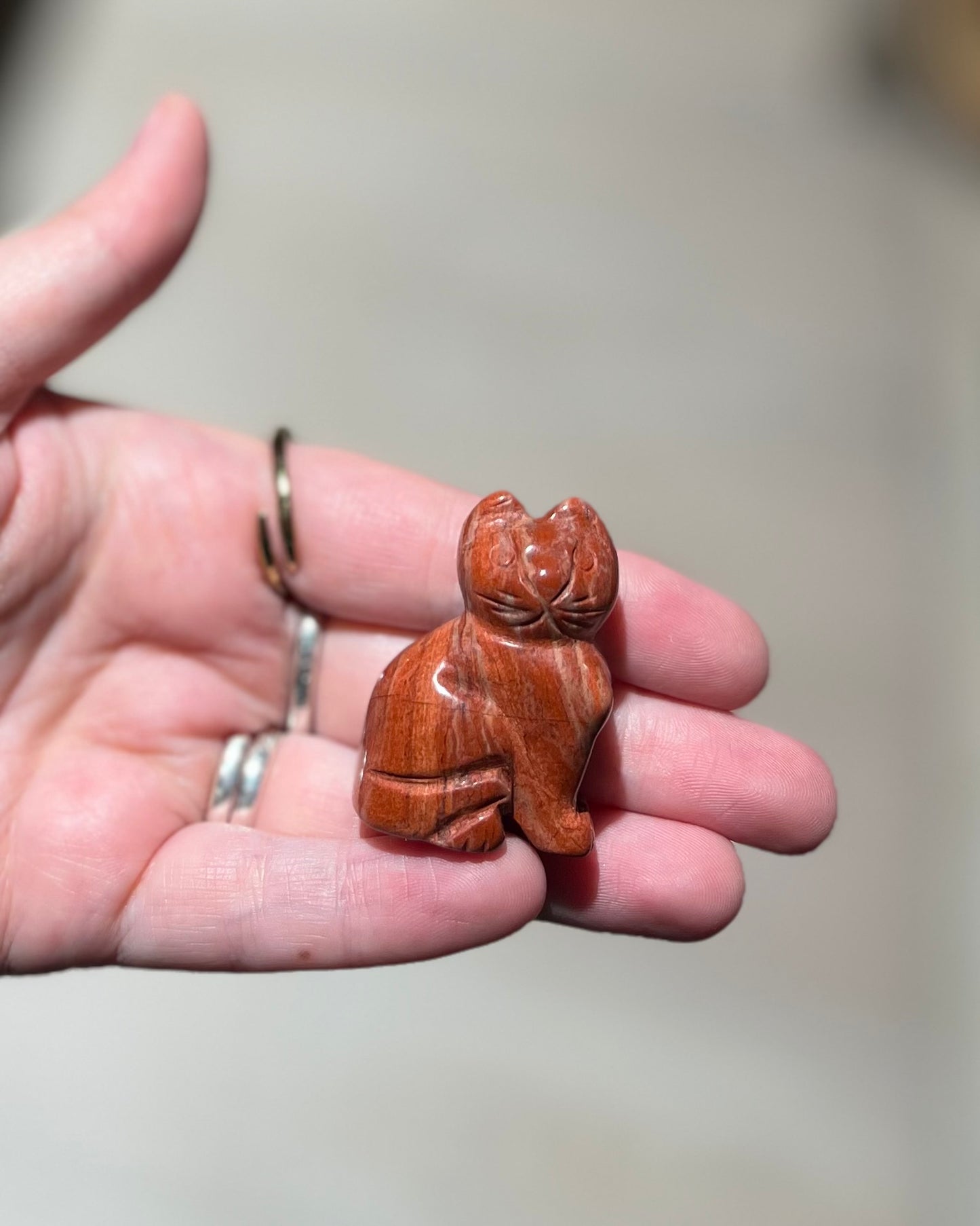 Cat carving Rode Jaspis