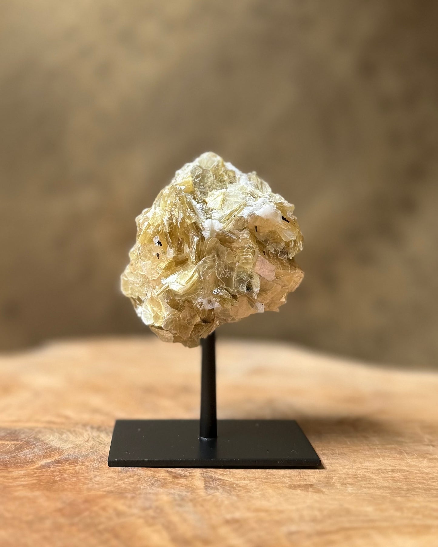 Gouden Mica op standaard