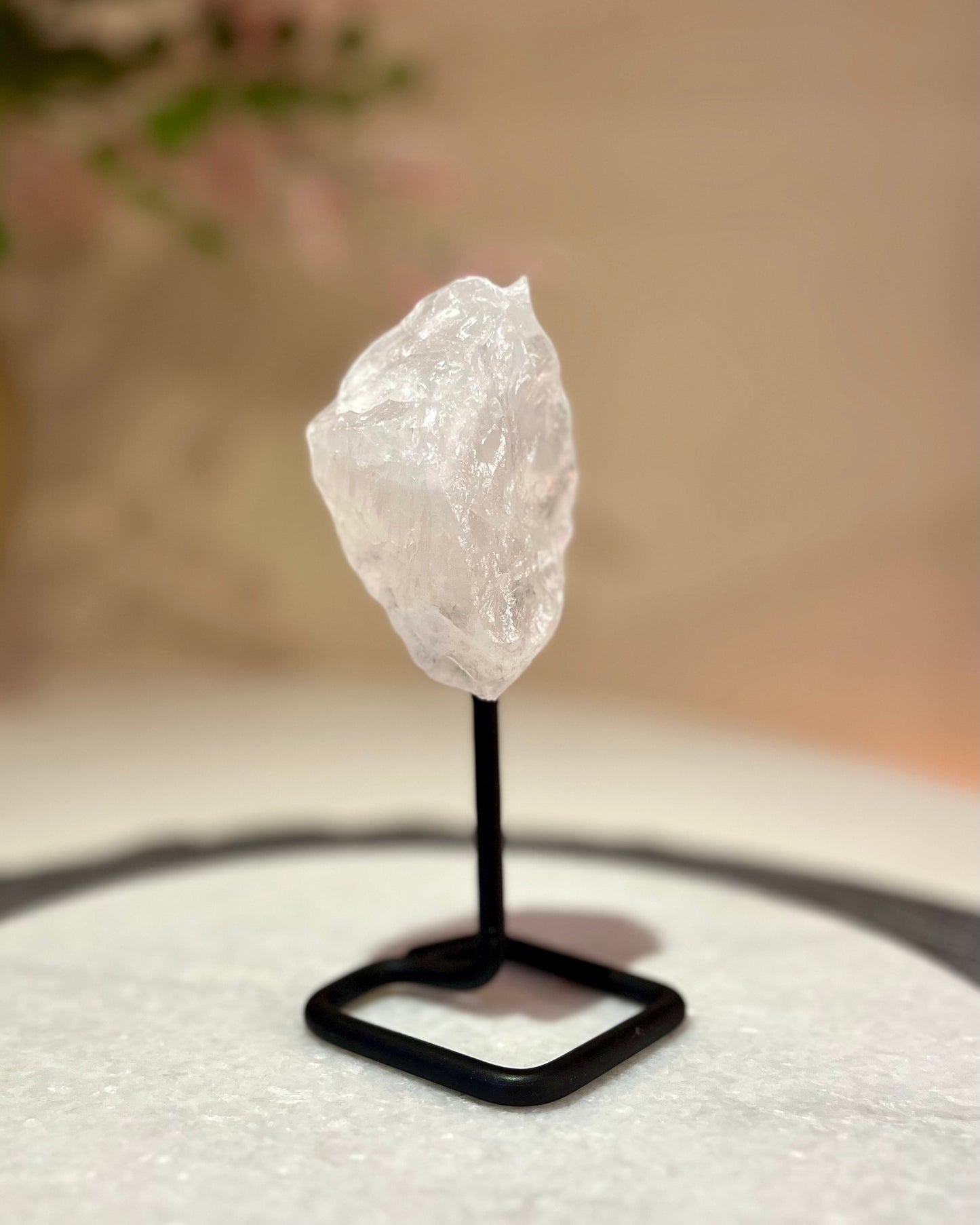 Bergkristal ruwe brok op standaard