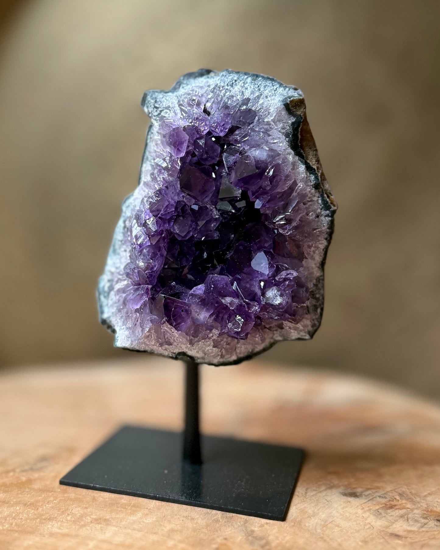 Amethist cluster op standaard