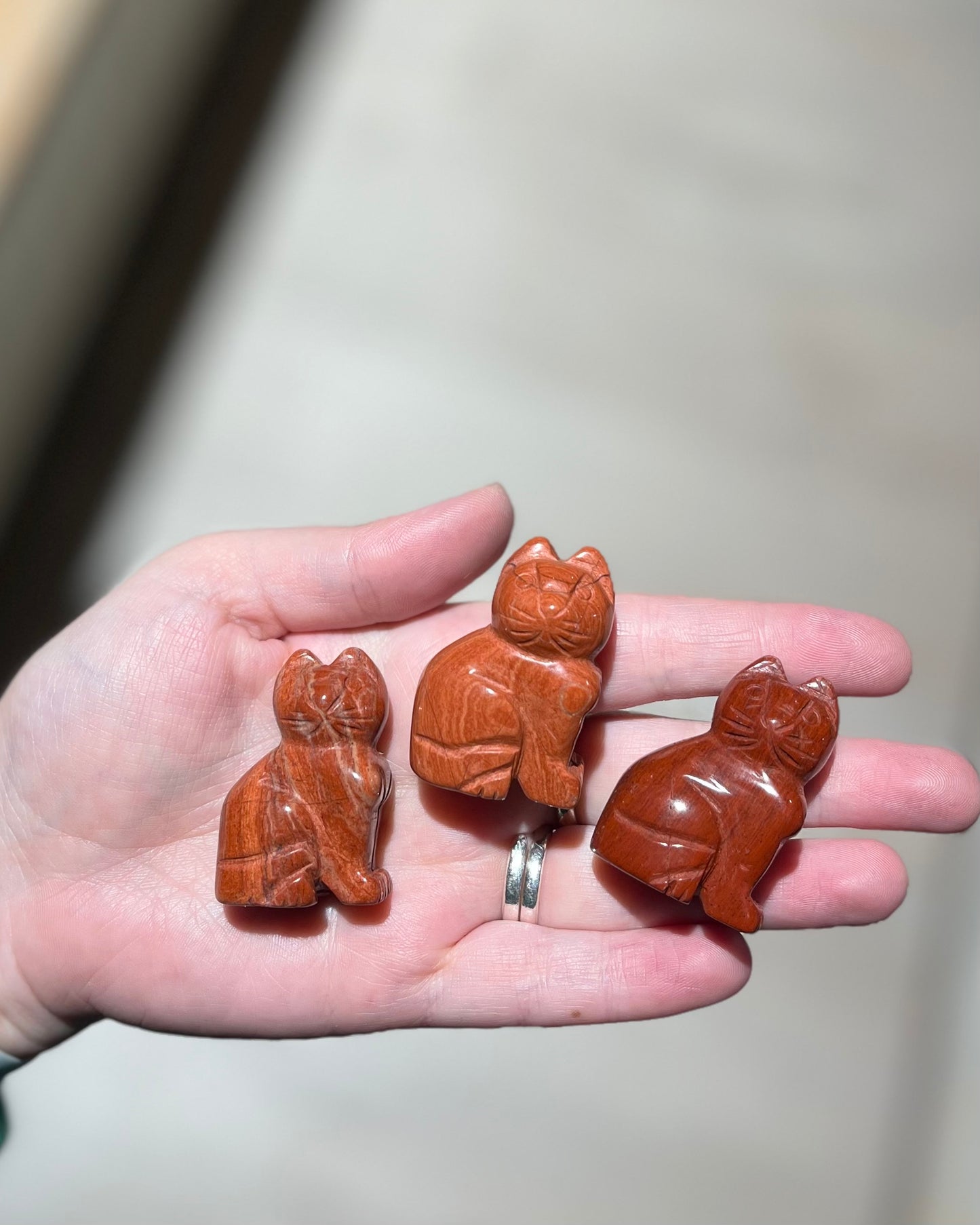 Cat carving Rode Jaspis