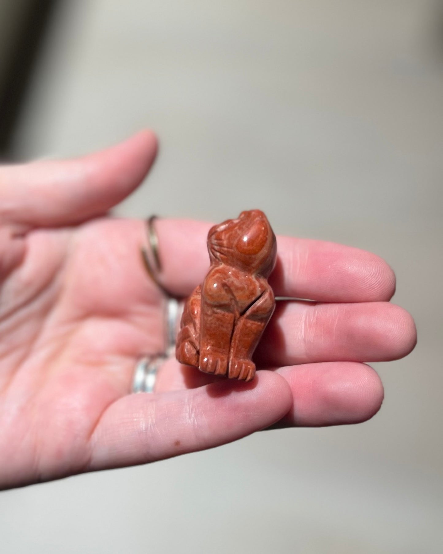 Cat carving Rode Jaspis