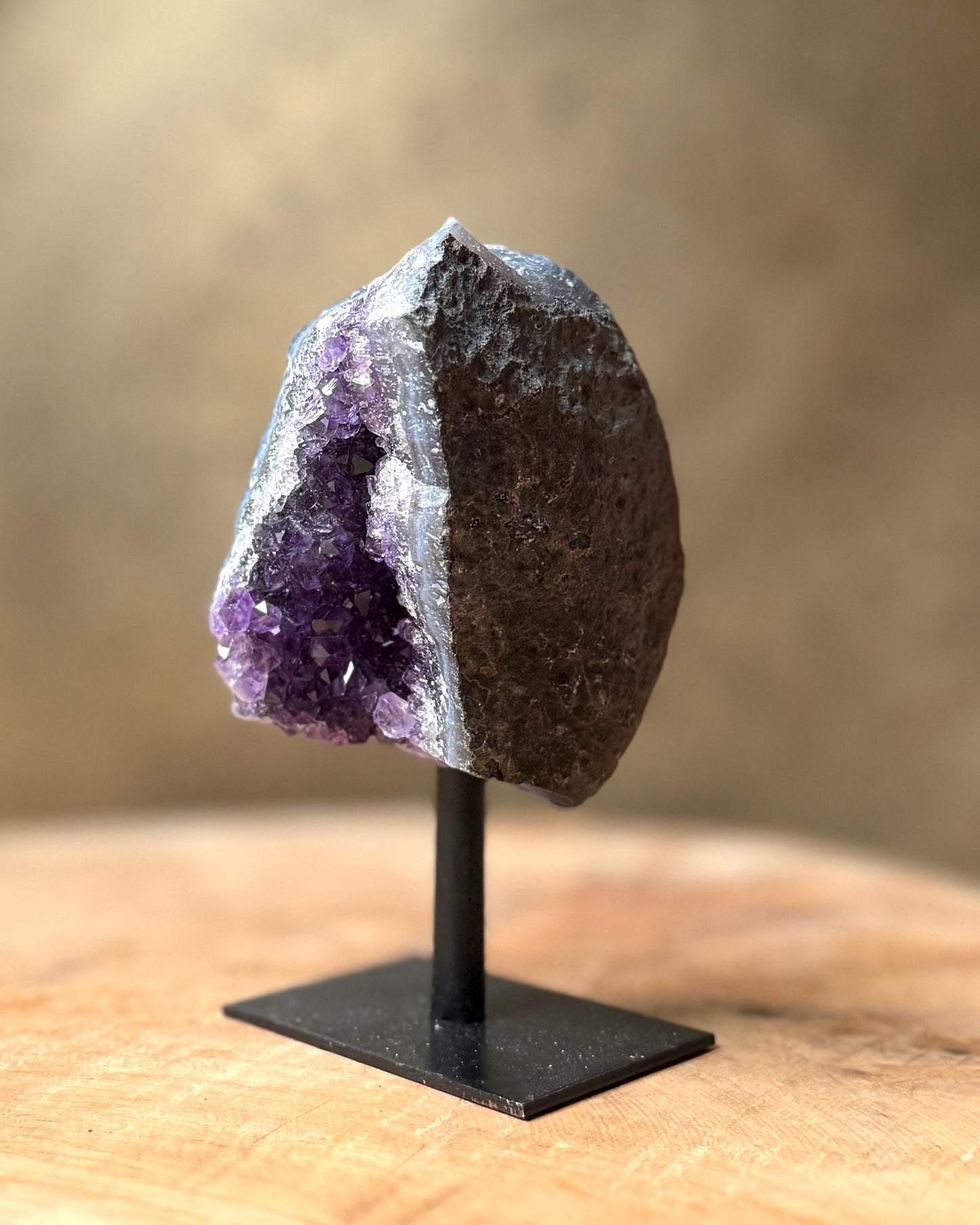 Amethist cluster op standaard