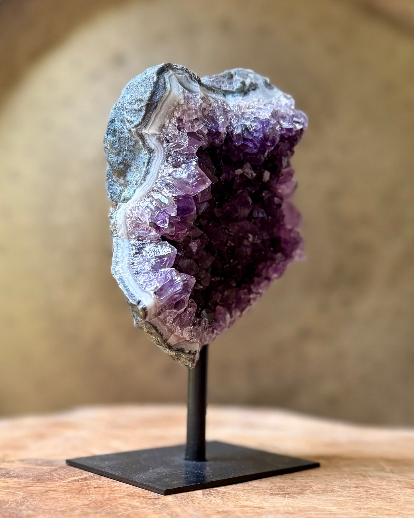 Amethist cluster op standaard