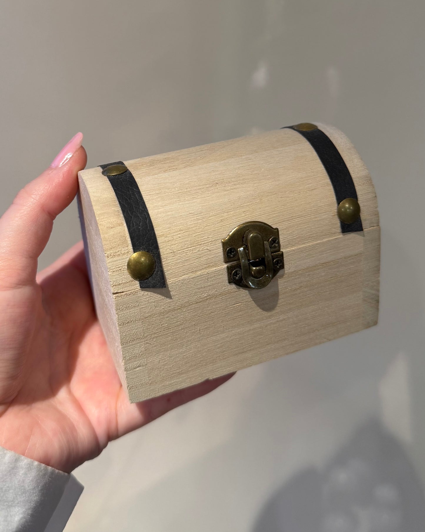 Schatkistje gevuld met 8 stenen