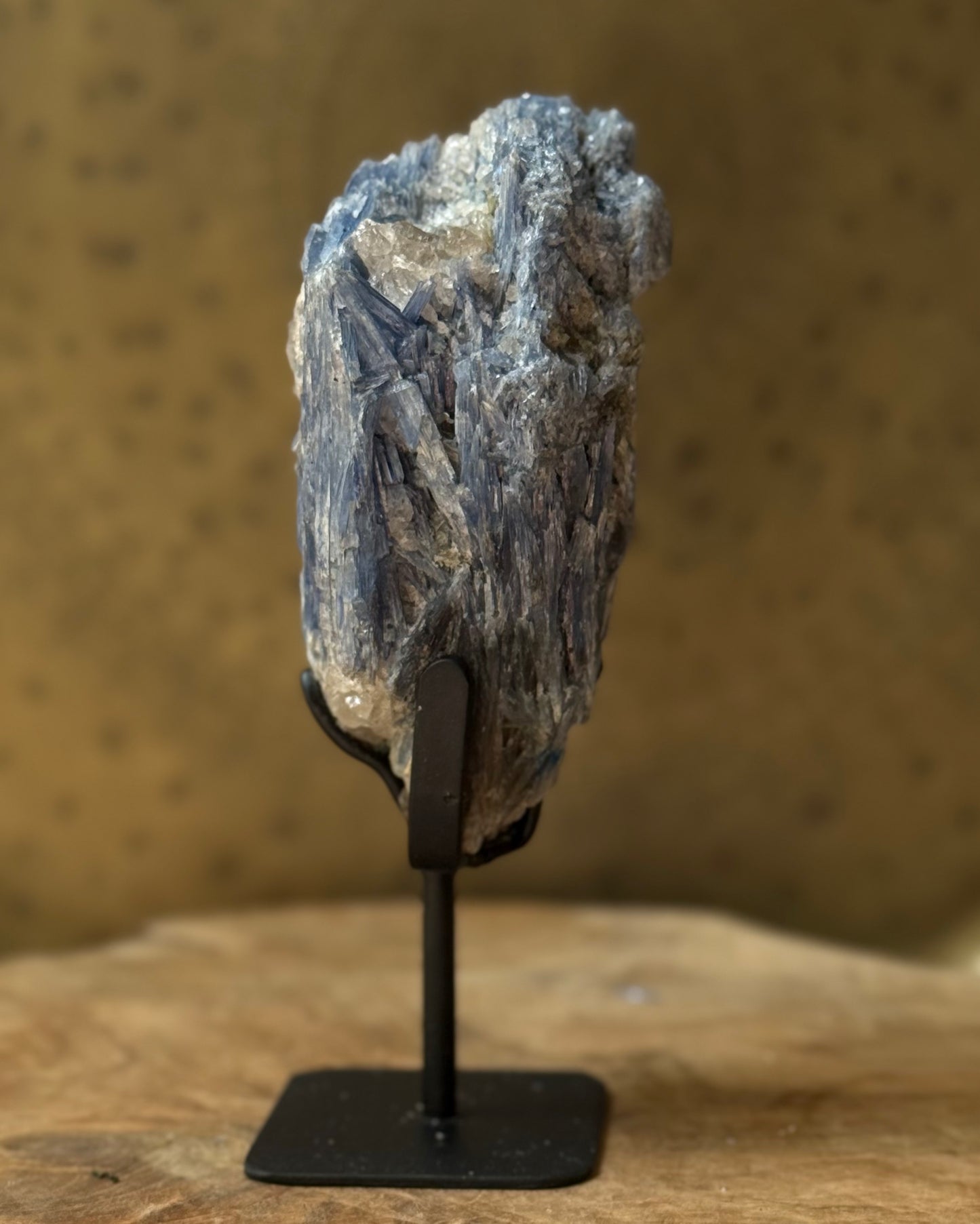 Ruwe Blauwe Kyaniet op standaard
