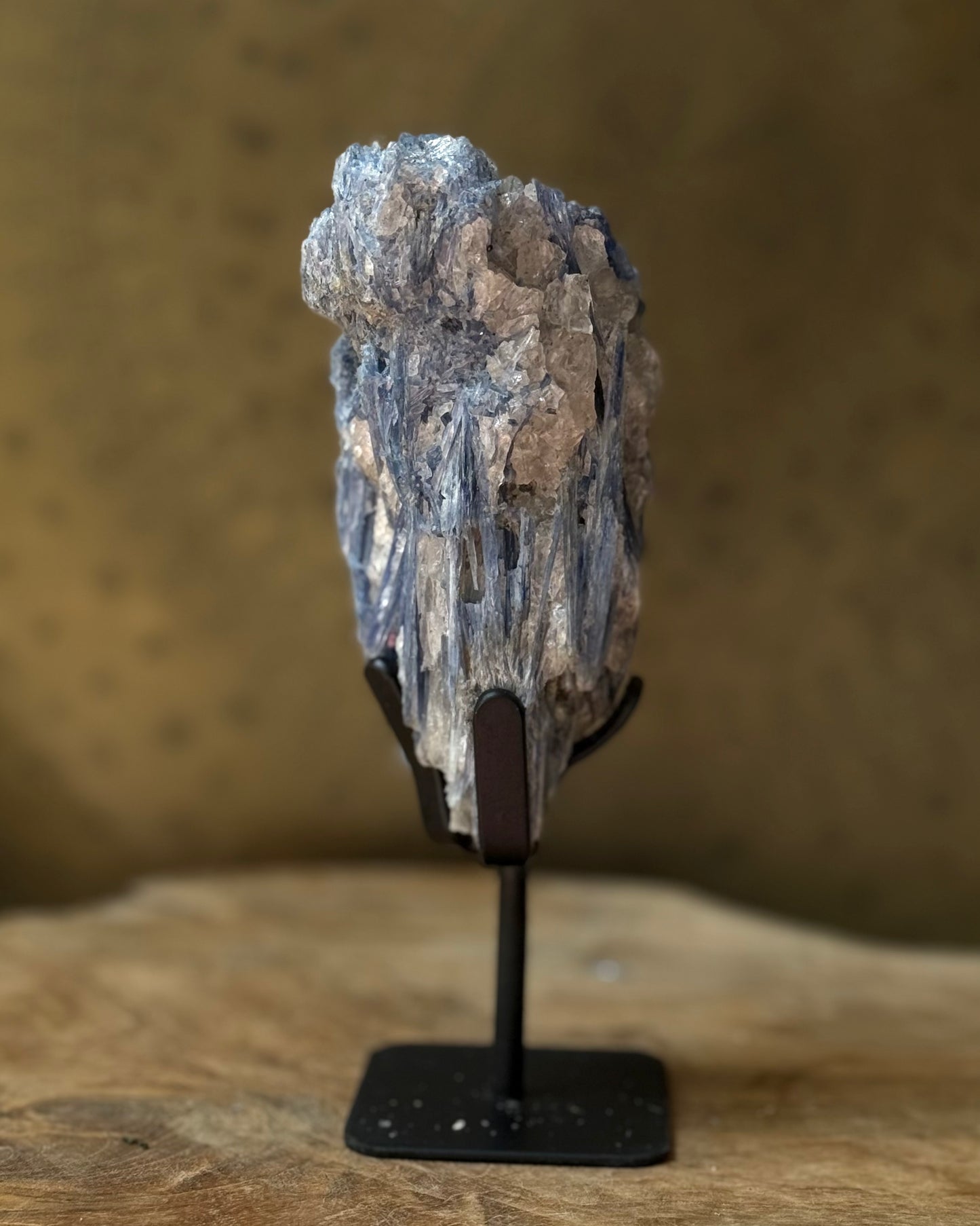 Ruwe Blauwe Kyaniet op standaard