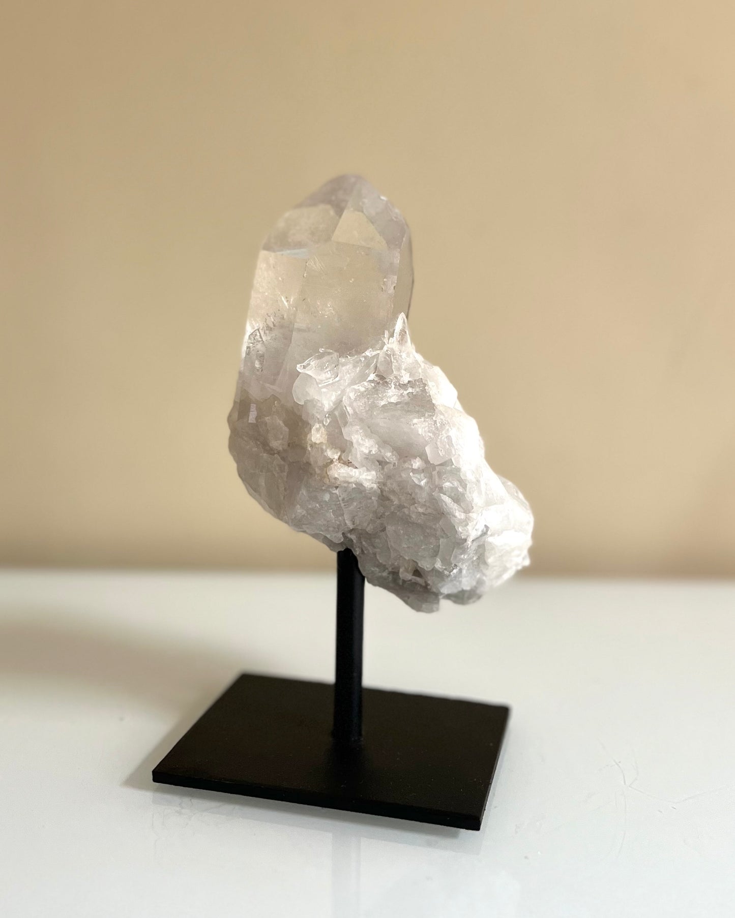Bergkristal ruwe cluster op standaard