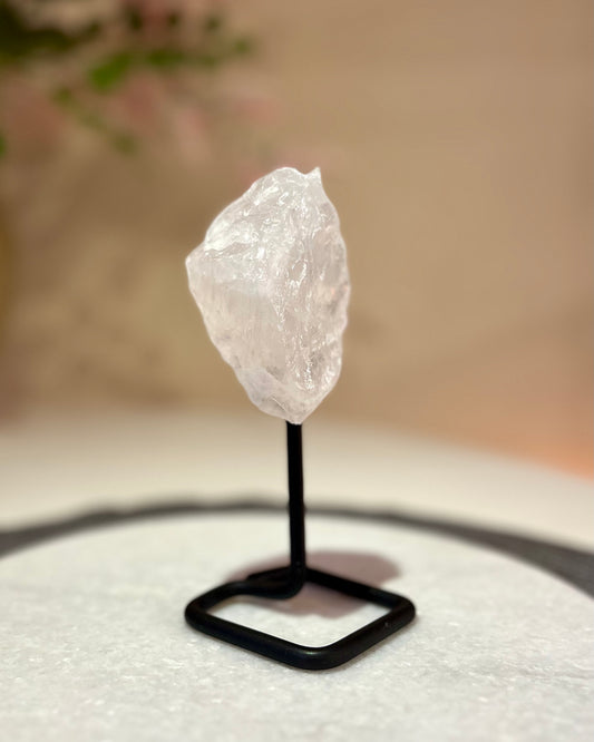Bergkristal ruwe brok op standaard