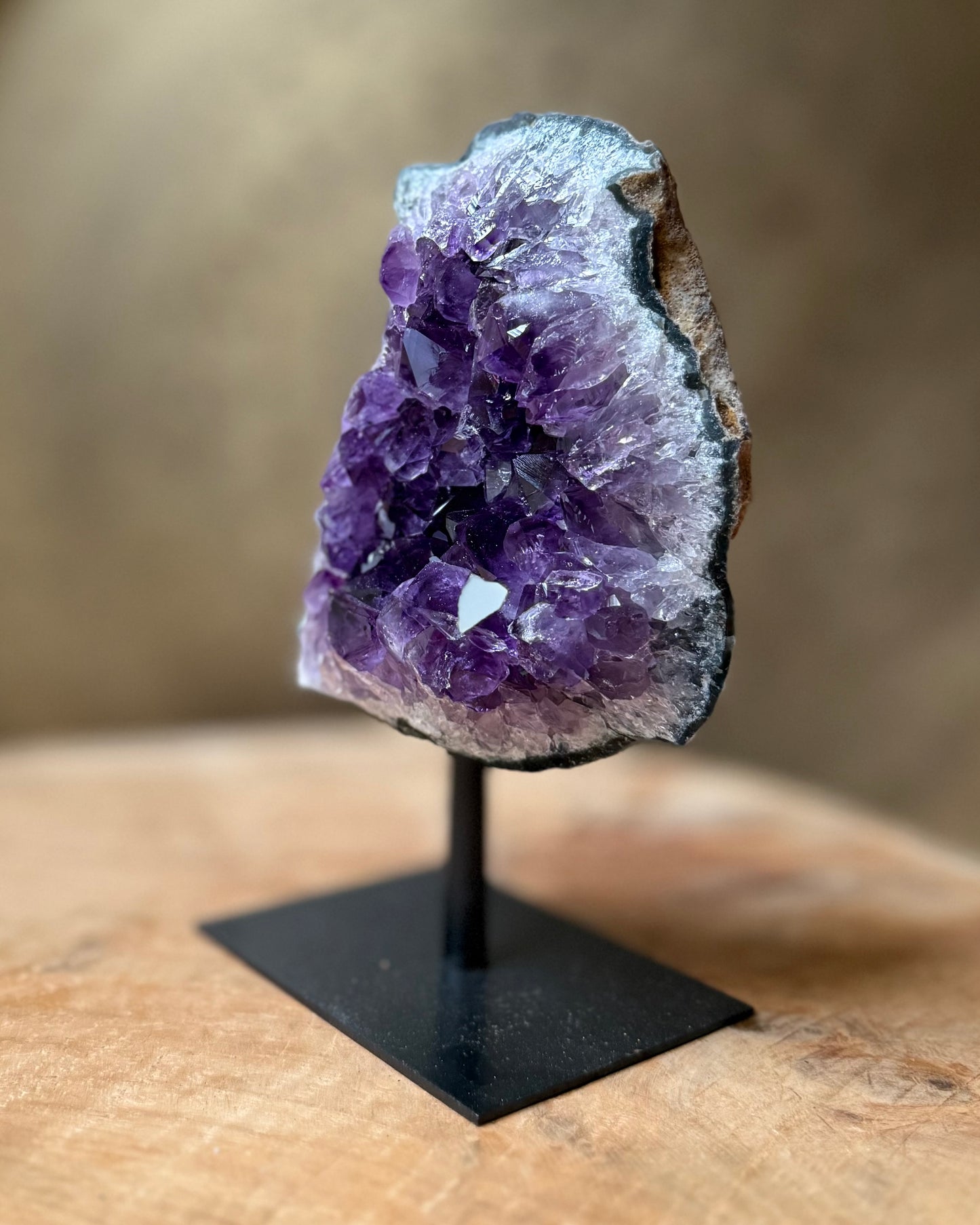 Amethist cluster op standaard