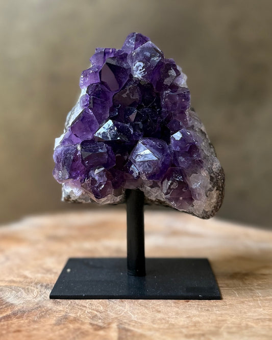 Amethist cluster op standaard