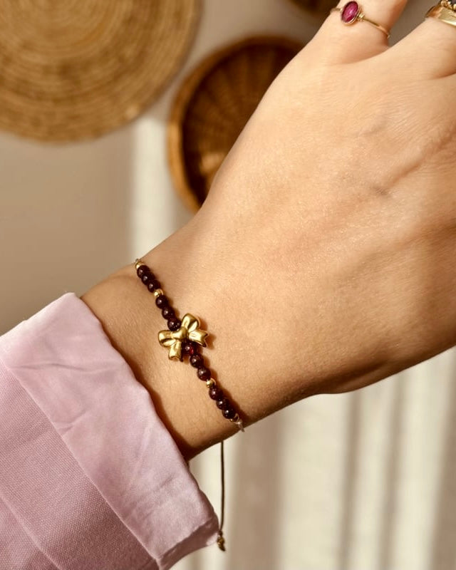 December special armbandje Granaat met strikje