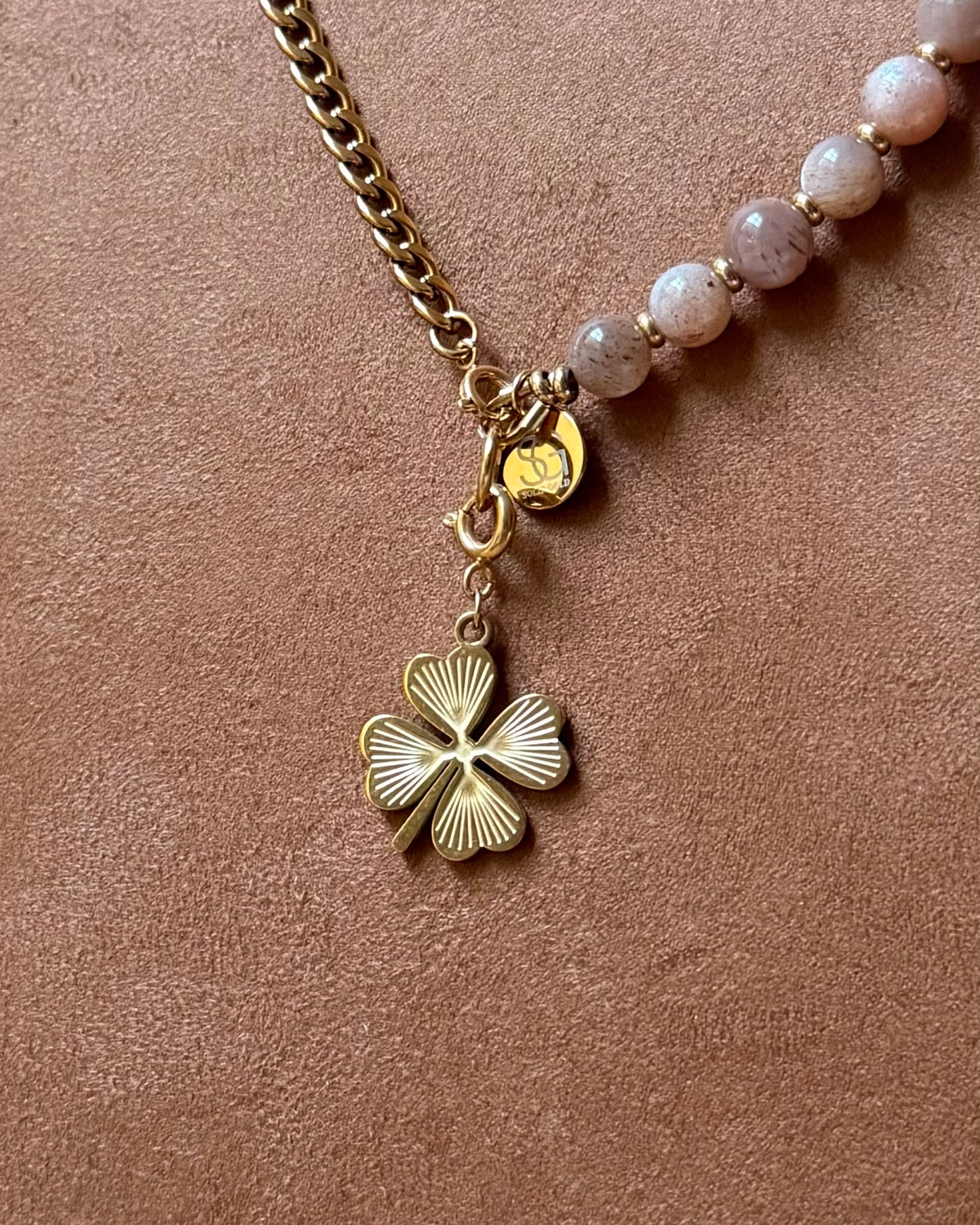 Hanger clover leaf