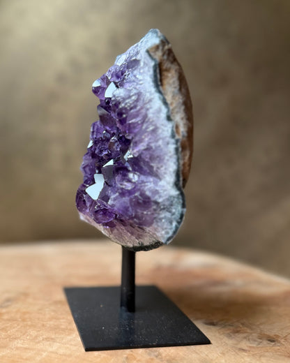 Amethist cluster op standaard