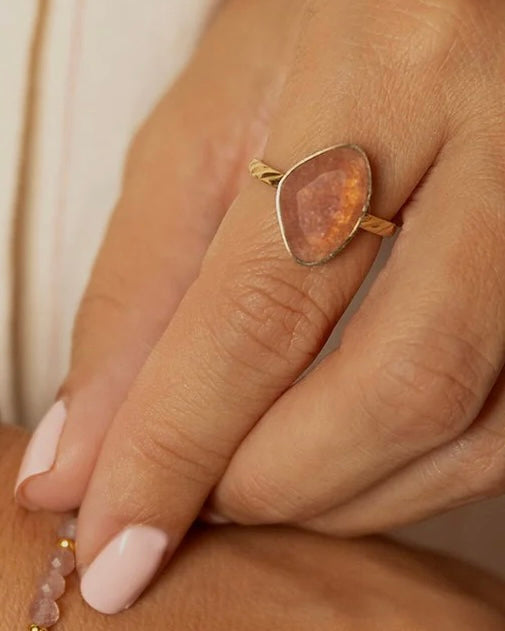 Aardbeienkwarts freeform ring goud