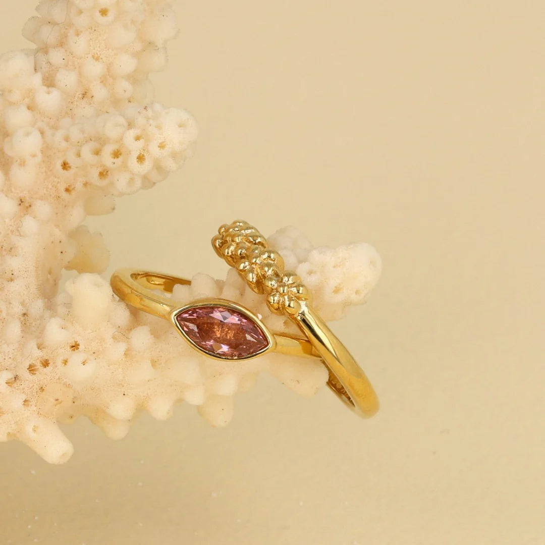Gouden ring met bloemetjes