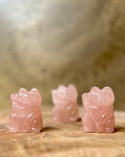 Maneki Neko (zwaaiende kat) in rozekwarts