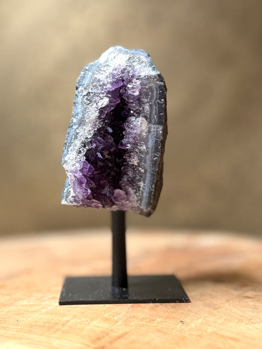 Amethist cluster op standaard