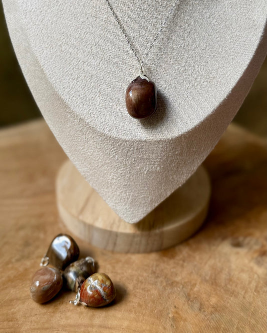 Edelsteenhanger Versteend Hout